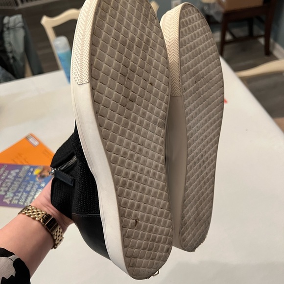 Size 10. Light wear. Great condition, just light wear on bottom. - Picture 4 of 4